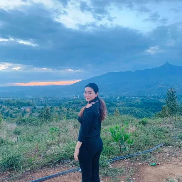 "Mùng 1 đầu tháng tươi rói nở hoa lộc lá. 4.791m bé bé xíu thôi hen. Cảm ơn chồng yêu", Phan Như Thảo khoe quà trên trang cá nhân.