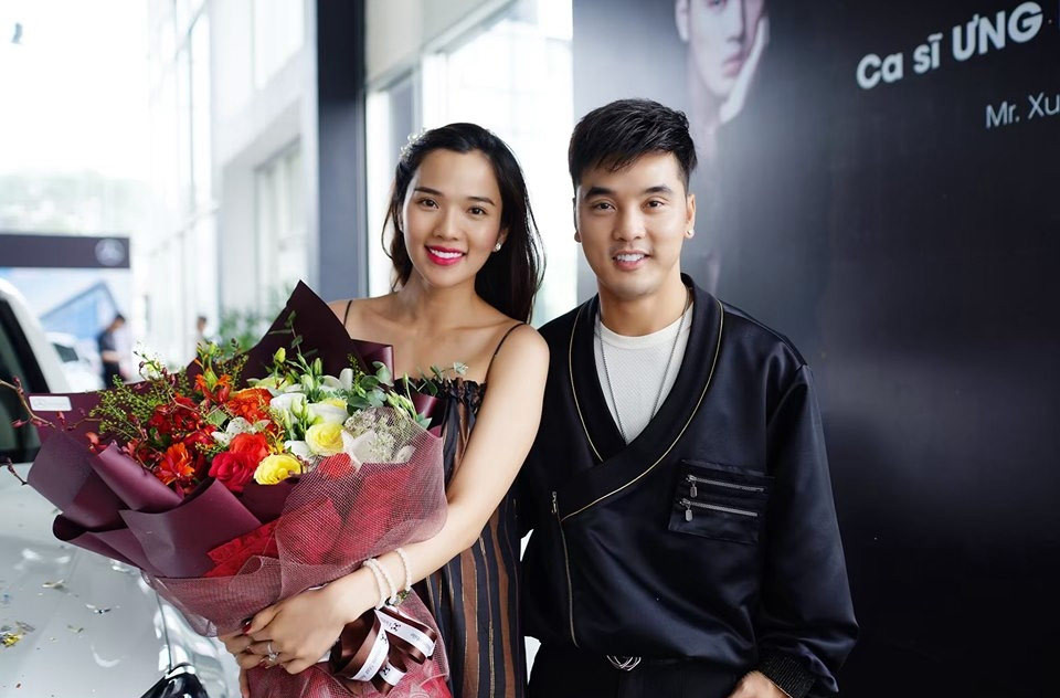 Khi người mẫu Kim Cương mang thai đứa con thứ hai, nam ca sĩ Ưng Hoàng Phúc đã bỏ ra gần 2 tỷ đồng mua một chiếc ô tô đời mới tặng vợ.