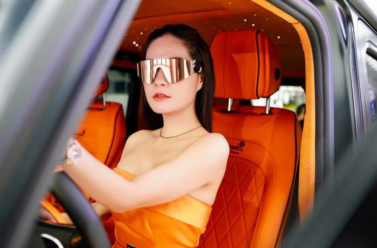 Nữ ca sĩ Đoàn Di Băng là một trong những mỹ nhân Việt có số hưởng nhất Vbiz. Khi mang thai đứa con thứ hai, cô được chồng tặng căn biệt thự trị giá 22 tỷ đồng. Dịp sinh nhật năm nay, Di Băng được chồng tặng chiếc siêu xe màu cam Mercedes AMG G63 trị giá 13,5 tỷ đồng.