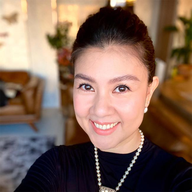 Khi còn trẻ, Kim Thư được mệnh danh là "bà hoàng phòng vé". Cô được nhiều người biết tới nhờ nhan sắc và những bộ phim cô từng đóng.