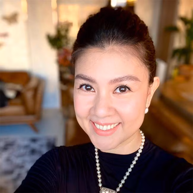 Khi còn trẻ, Kim Thư được mệnh danh là "bà hoàng phòng vé". Cô được nhiều người biết tới nhờ nhan sắc và những bộ phim cô từng đóng.