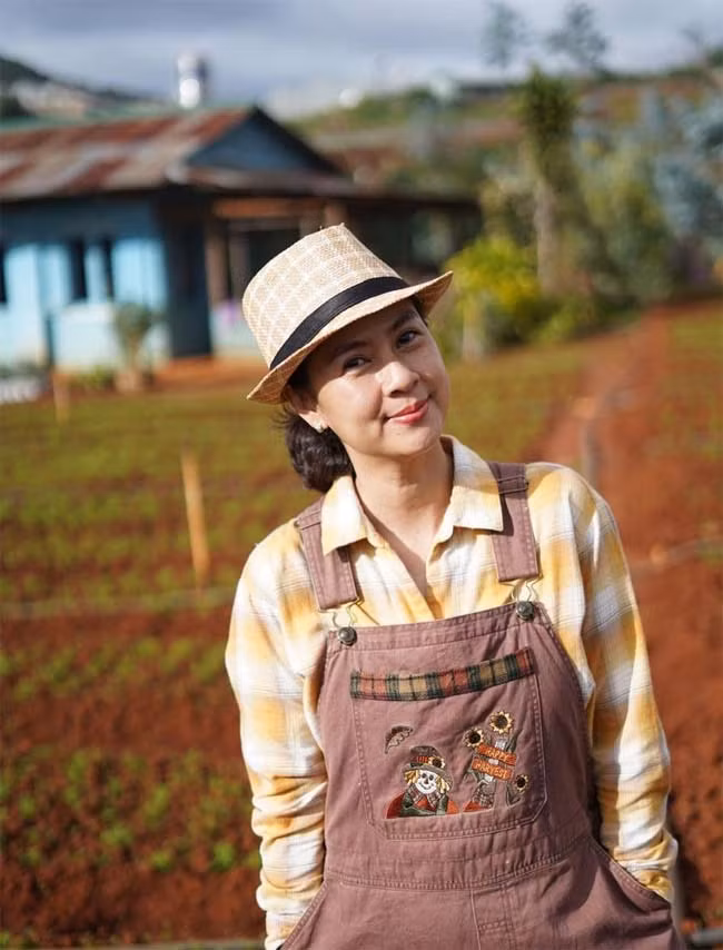 Từng có cuộc sống mà nhiều người mơ ước, khi ly hôn Phước Sang, Kim Thư ra đi với hai bàn tay trắng. Cô phải mưu sinh bằng nhiều nghề từ bán xôi, bán cơm phần để trả bớt một phần nợ cho chồng cũ.