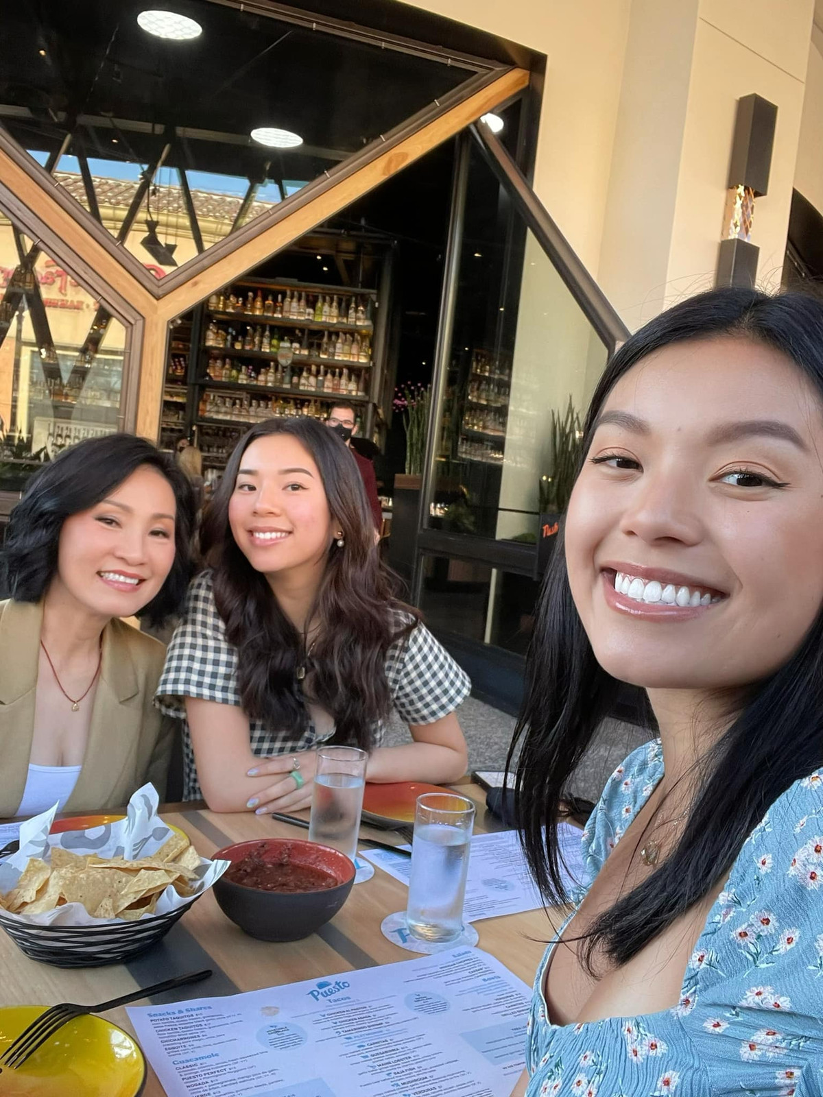 Được thừa hưởng nhiều nét đẹp của mẹ nên hai cô con gái của Hồng Đào cũng vô cùng xinh đẹp và gợi cảm.