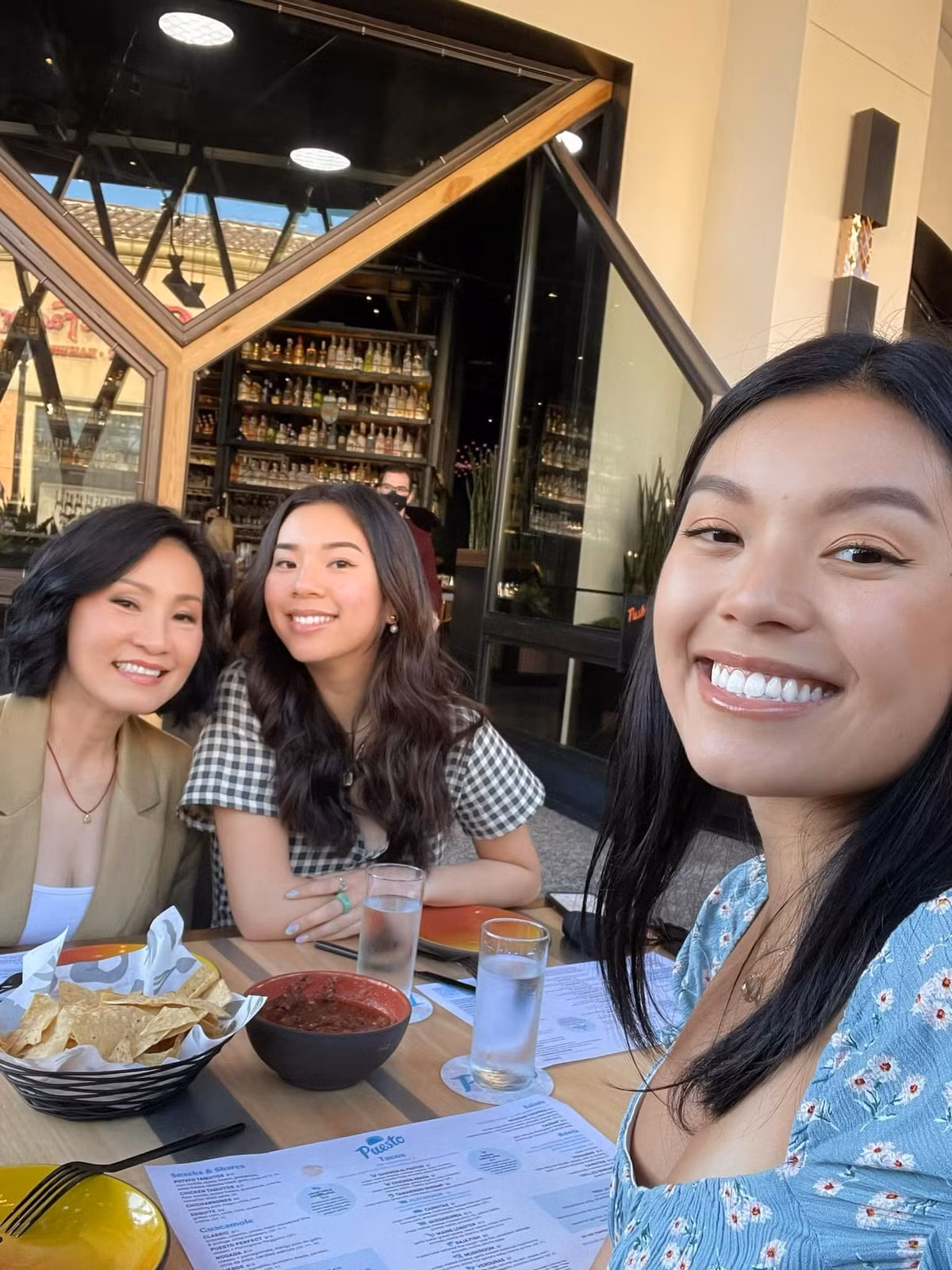 Được thừa hưởng nhiều nét đẹp của mẹ nên hai cô con gái của Hồng Đào cũng vô cùng xinh đẹp và gợi cảm.