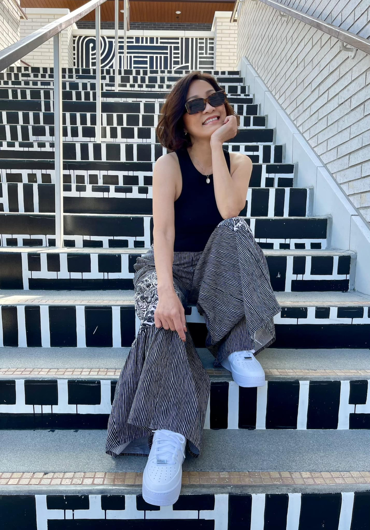 Ngoài đời, Hồng Đào thường ăn mặc giản dị nhưng cũng có lúc cô lựa chọn gu thời trang trẻ trung, sành điệu.