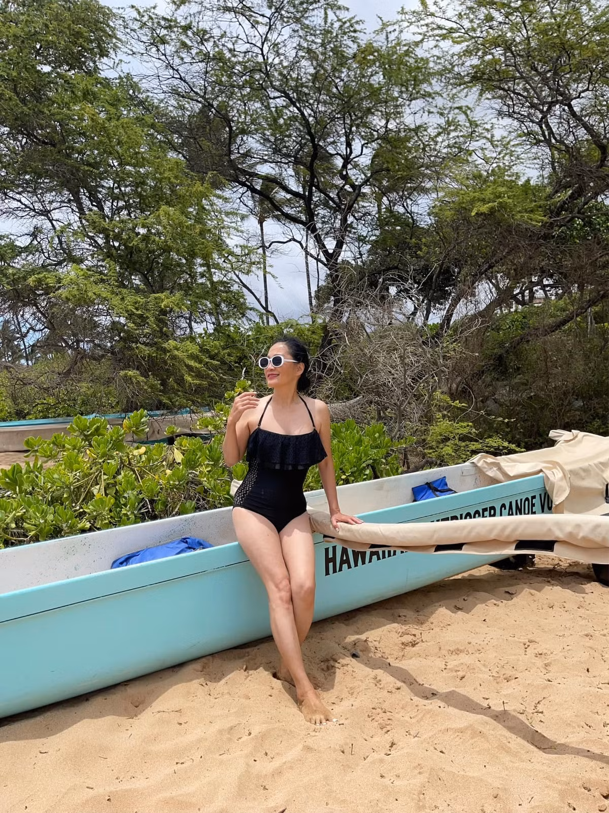 Bình luận dưới loạt ảnh bikini của Hồng Đào, ca sĩ Minh Tuyết phải thốt lên: "Hot quá chị ơi!". Ca sĩ Quang Lê cũng phải trầm trồ trước nhan sắc của đàn chị: "Quá xuất sắc nha chị!".