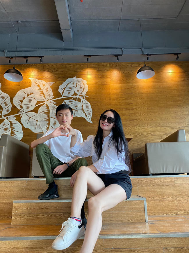 Nữ diễn viên trẻ trung bên con trai út.