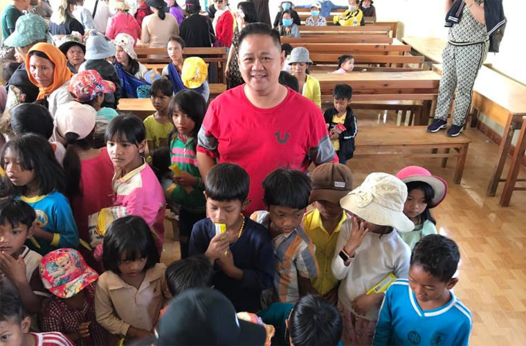 Ngoài công việc kinh doanh, trên trang cá nhân, Minh Béo hay khoe ảnh đi làm từ thiện. Mới đây, Minh Béo bị tố gạ tình trai trẻ gây xôn xao dư luận. Đối mặt với ồn ào nam diễn viên vẫn bình thản khiến dư luận bức xúc. (Ảnh: FBNV)