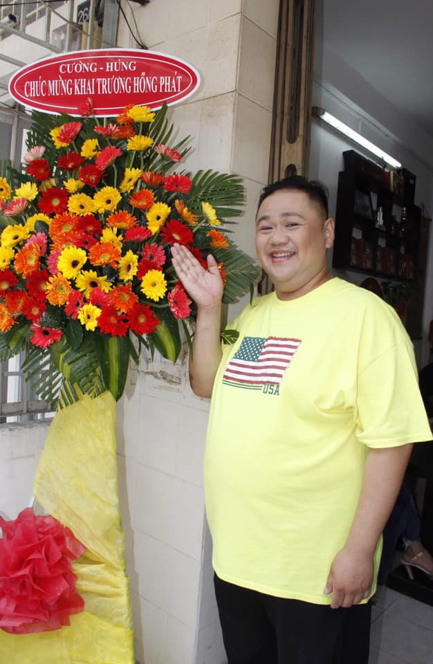 Ngoài ra, Minh Béo còn mở hãng phim sân khấu Sao Minh Béo và mở các lớp đào tạo diễn viên, ca sĩ. Anh này còn khai trương quán cà phê Sao Minh Béo ở quận 11 TP.HCM. (Ảnh: FBNV)