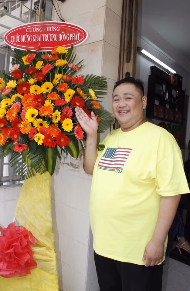 Ngoài ra, Minh Béo còn mở hãng phim sân khấu Sao Minh Béo và mở các lớp đào tạo diễn viên, ca sĩ. Anh này còn khai trương quán cà phê Sao Minh Béo ở quận 11 TP.HCM. (Ảnh: FBNV)