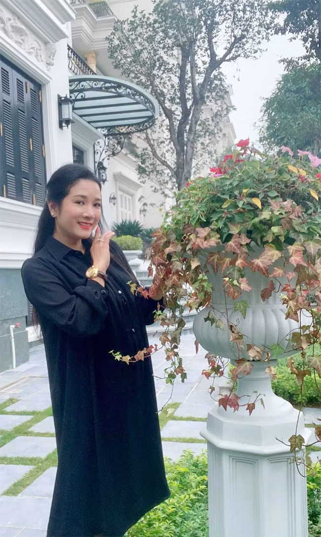 Tuy nhiên, Thanh Thanh Hiền cũng cho biết: “Tôi không thể nào làm việc là không cho anh ấy nhìn lại nơi anh có nhiều kỷ niệm. Đấy là điều tối thiểu nhất mà mình có thể làm. Tôi không cấm cản việc đấy. Còn cá nhân tôi định nghĩa, anh có ở lại đấy hay không thì vẫn là một người khách tá túc, nhưng không thể ở mãi được. Bởi đấy là mảnh đất, tài sản, nhà của tôi”.