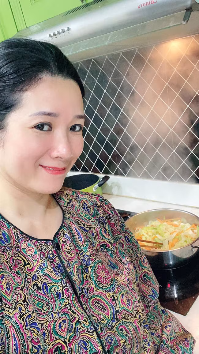 Trên trang cá nhân, Thanh Thanh Hiền thường xuyên đăng những khoảnh khắc đi chơi với bạn bè, nấu ăn cho con.