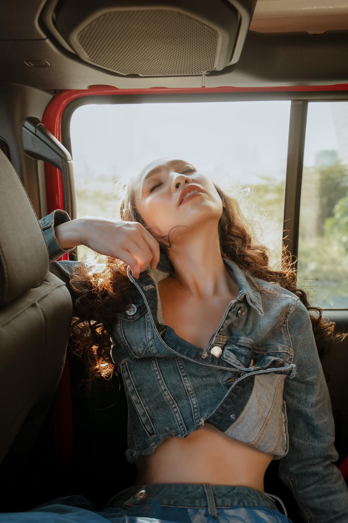 Giọng ca sinh năm 1981 thường xuyên biến tấu trang phục. Đặc biệt chỉ từ một chiếc áo khoác bò đơn giản, nhưng chỉ cần cài lại vài hàng cúc cũng khiến Hiền Thục khoe triệt để được vòng eo thon.