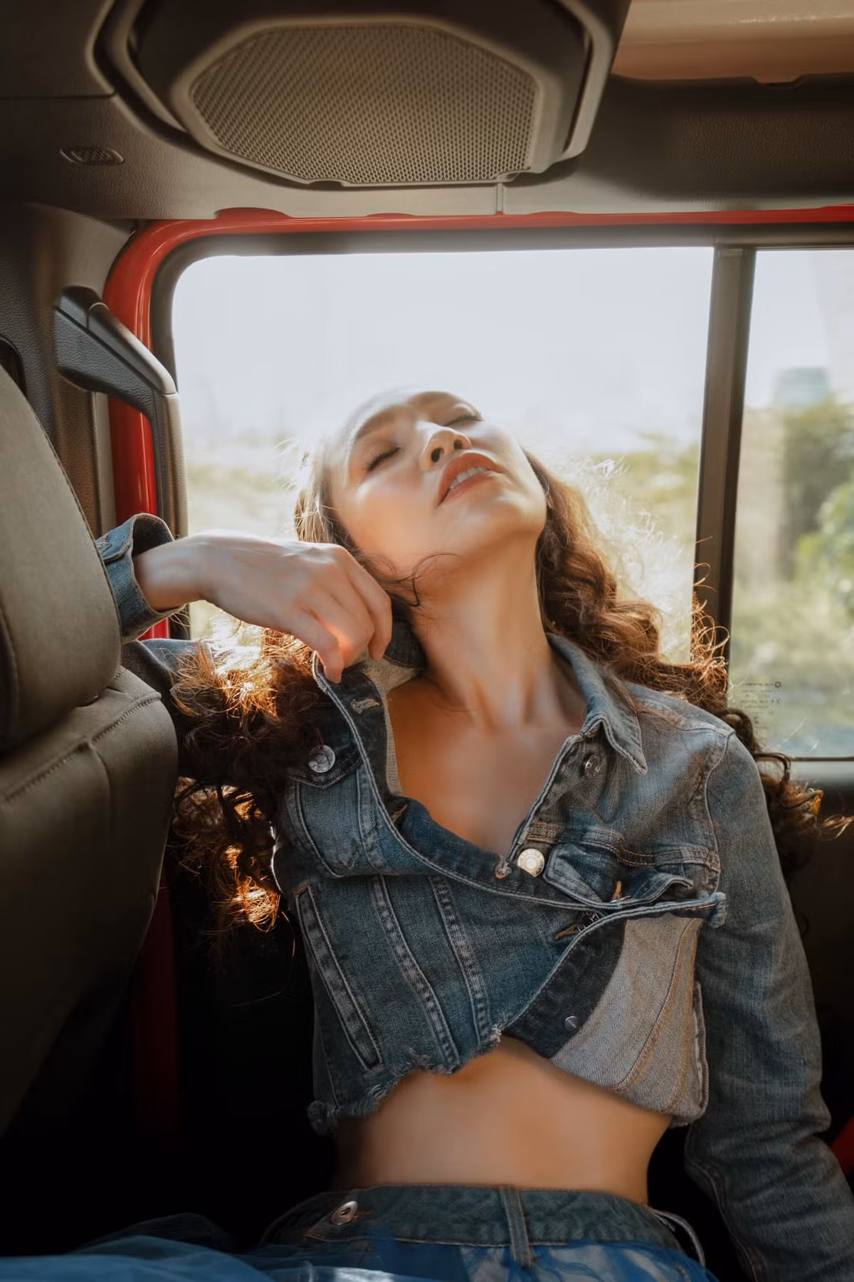 Giọng ca sinh năm 1981 thường xuyên biến tấu trang phục. Đặc biệt chỉ từ một chiếc áo khoác bò đơn giản, nhưng chỉ cần cài lại vài hàng cúc cũng khiến Hiền Thục khoe triệt để được vòng eo thon.