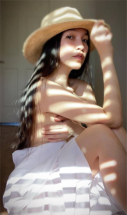 Thay đổi phong cách khiến giọng ca "Nhật ký của mẹ" nhận được lời khen ngợi ngày cảng trẻ trung. Bên cạnh đó, có không ít ý kiến cho rằng Hiền Thục đã 40 tuổi, con gái cũng đã lớn nên hình ảnh gợi cảm của cô gần đây hơi quá đà. Thậm chí khoảnh khắc bán nude của Hiền Thục còn bị chê bai là phản cảm.