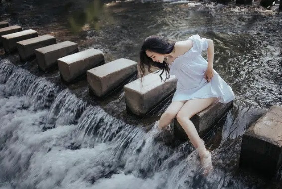 Hiền Thục chăm thay đổi phong cách ăn mặc thường ngày, có khi lại hóa "nàng bánh bèo" với váy suông màu trắng đậm phong cách gái 18.