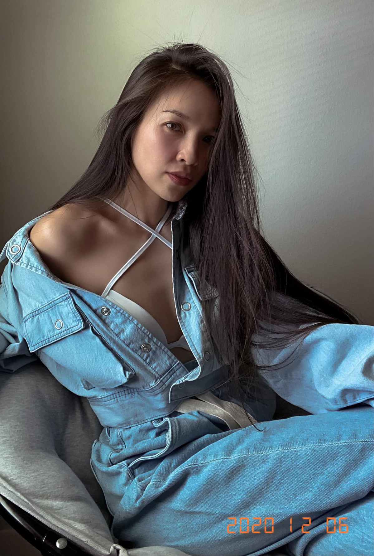 Dù vậy, Bà mẹ đơn thân vẫn giữ quan điểm: "Bạn không nên xấu hổ vì cách ăn mặc của bản thân nếu bạn được là chính bạn".