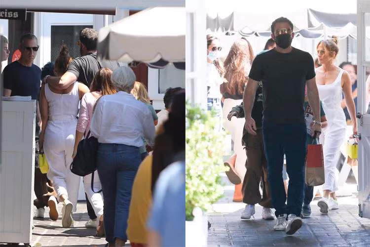 Nữ diễn viên kiêm ca sĩ 51 tuổi và người tình 48 tuổi quấn quýt với nhau như đôi chim câu sau bữa ăn tối tại Nobu ở Malibu. (Ảnh: Getty Images)