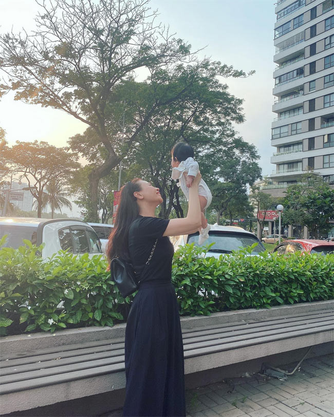 Tháng 8/2020, Đàm Thu Trang hạ sinh con gái Suchin và thường xuyên chia sẻ những khoảnh khắc gia đình đầm ấm.