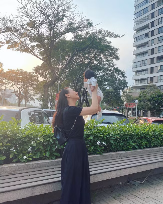 Tháng 8/2020, Đàm Thu Trang hạ sinh con gái Suchin và thường xuyên chia sẻ những khoảnh khắc gia đình đầm ấm.