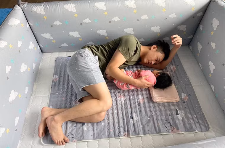 Cường Đô la về nhà là biến thành ông bố "bỉm sữa" chính hiệu.