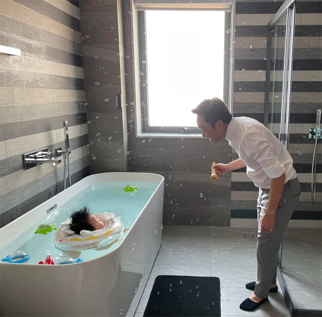 Kể từ khi bé Suchin chào đời, cô bé trở thành tâm điểm của cả nhà và được bố Cường cưng hết sức.