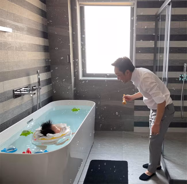 Kể từ khi bé Suchin chào đời, cô bé trở thành tâm điểm của cả nhà và được bố Cường cưng hết sức.