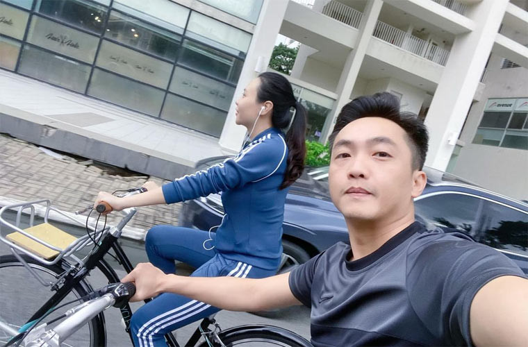 Rảnh rỗi, hai vợ chồng Cường Đô la và Đàm Thu Trang lại rủ nhau đạp xe đạp.