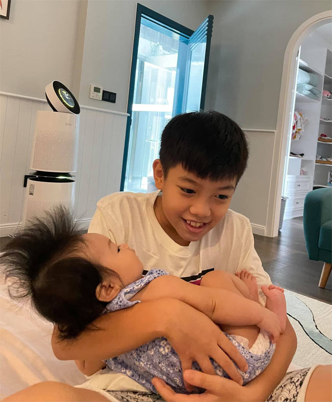 Anh hai Subeo cũng rất chăm chơi với em.