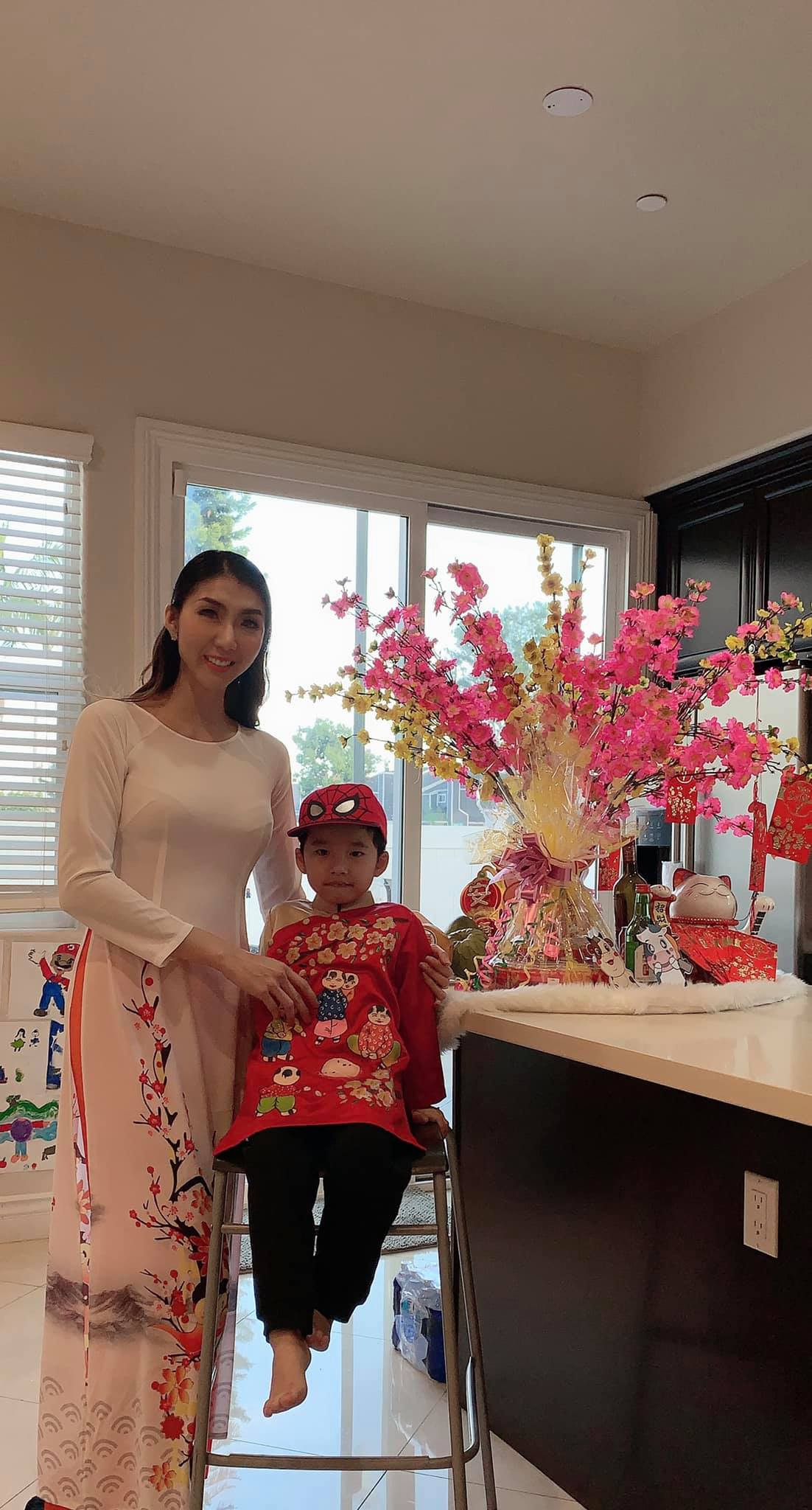 Ngọc Quyên thường xuyên chia sẻ khoảnh khắc vui vẻ, đầm ấm bên con trai.