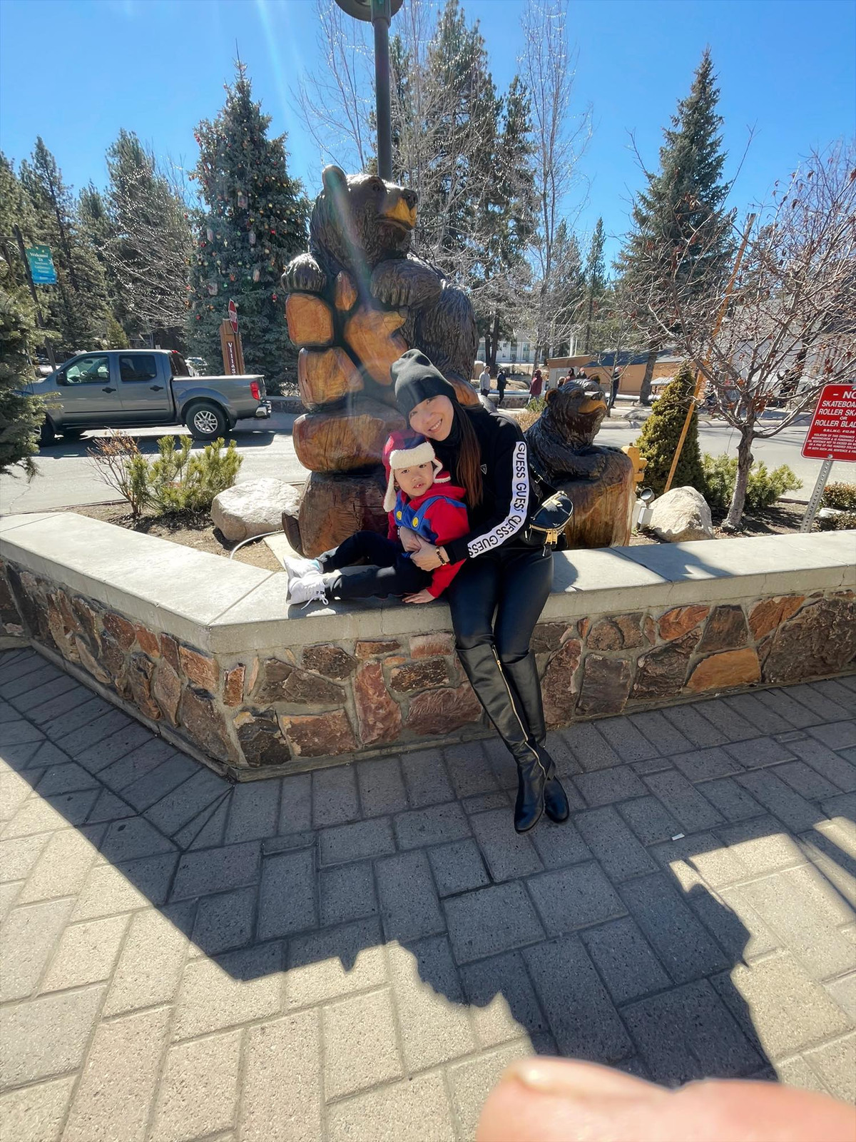 Dù bận rộn với công việc kinh doanh nhưng cựu người mẫu luôn dành thời gian cho con, đưa bé đi chơi.