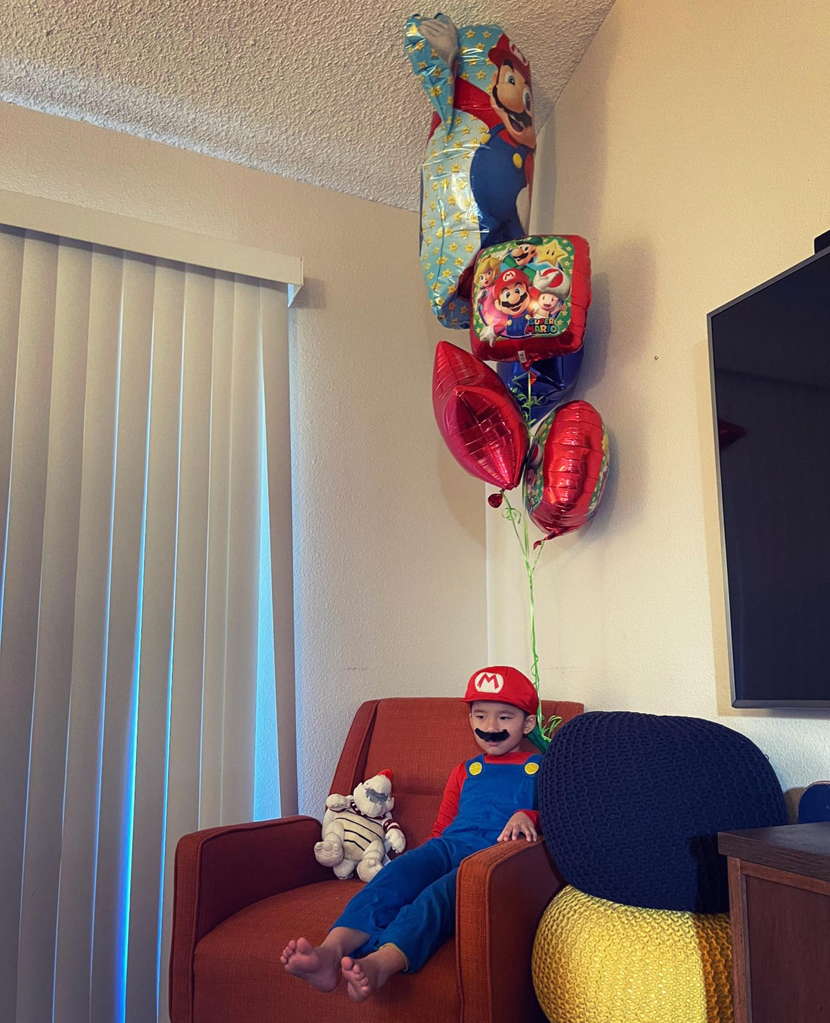 Con trai Ngọc Quyên thể hiện là một cậu bé tình cảm qua những bức ảnh chụp cùng mẹ.