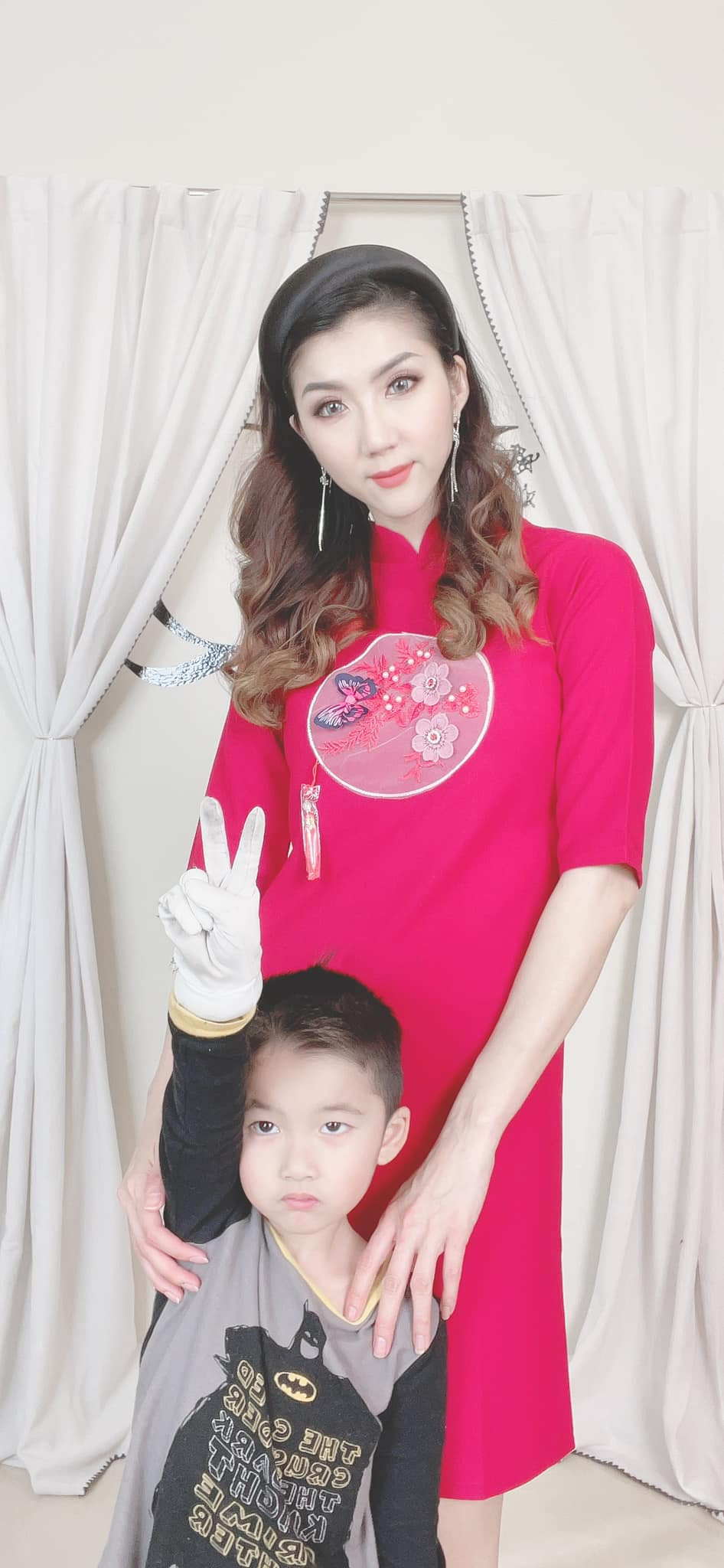 Hiện ngoài công việc kinh doanh về mỹ phẩm, bà mẹ đơn thân còn đẩy mạnh sang lĩnh vực kinh doanh thời trang, đặc biệt là áo dài.