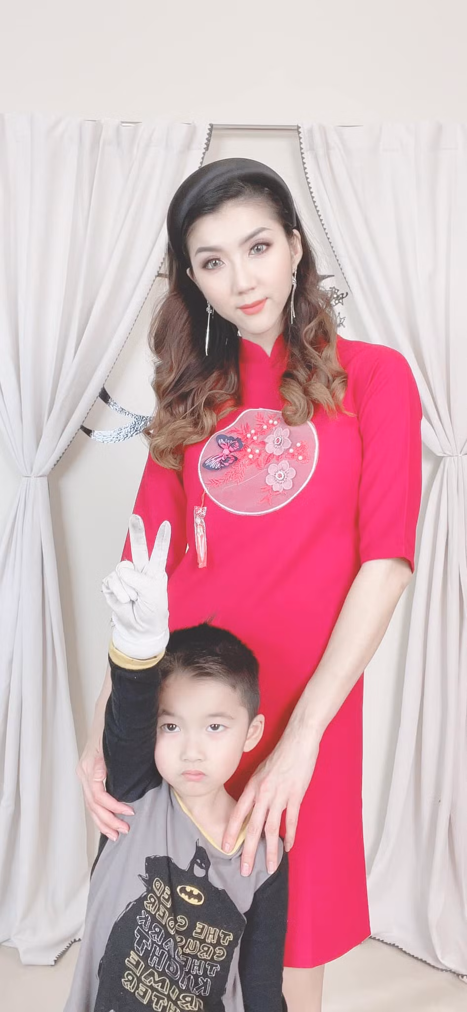 Hiện ngoài công việc kinh doanh về mỹ phẩm, bà mẹ đơn thân còn đẩy mạnh sang lĩnh vực kinh doanh thời trang, đặc biệt là áo dài.