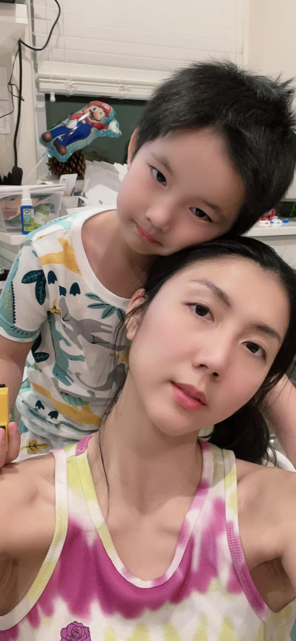 Tâm sự về cuộc sống làm mẹ đơn thân trên đất Mỹ, Ngọc Quyên bày tỏ: "Ai nói mẹ đơn thân khổ đâu, vừa tự do vừa hạnh phúc. Nhiều người nói làm mẹ đơn thân chắc cực lắm? Sẽ cực nếu các bạn tự cho mình áp lực mà thôi. Sắp xếp thời gian, bạn bè ít lại thì có con không mấy cực đâu. Nên các mẹ làm mẹ đơn thân nên tự hào và vui đi, đừng tủi thân nữa nhé. Không có những vấn để xảy ra sao các mẹ mạnh mẽ, độc lập như vậy được. Tự do muôn năm".