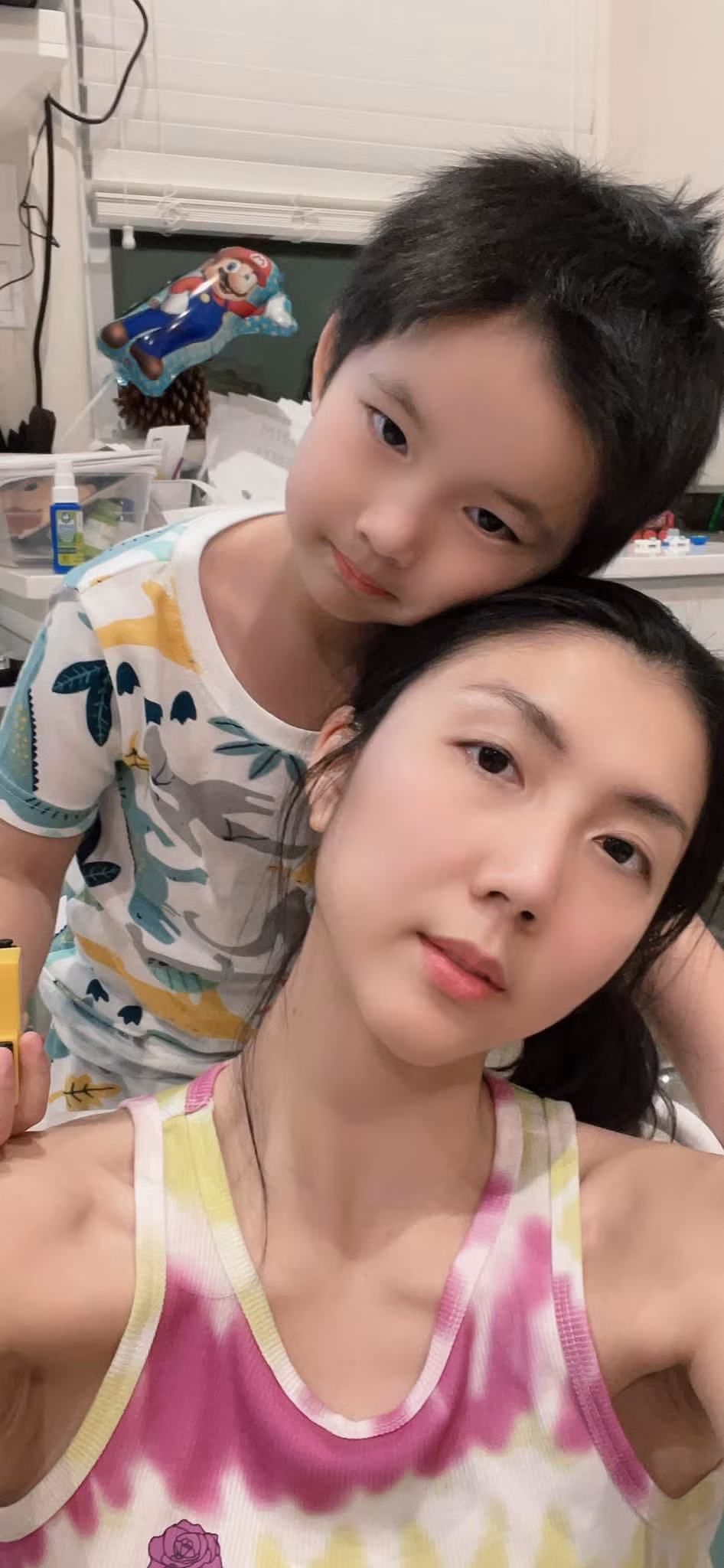 Tâm sự về cuộc sống làm mẹ đơn thân trên đất Mỹ, Ngọc Quyên bày tỏ: "Ai nói mẹ đơn thân khổ đâu, vừa tự do vừa hạnh phúc. Nhiều người nói làm mẹ đơn thân chắc cực lắm? Sẽ cực nếu các bạn tự cho mình áp lực mà thôi. Sắp xếp thời gian, bạn bè ít lại thì có con không mấy cực đâu. Nên các mẹ làm mẹ đơn thân nên tự hào và vui đi, đừng tủi thân nữa nhé. Không có những vấn để xảy ra sao các mẹ mạnh mẽ, độc lập như vậy được. Tự do muôn năm".