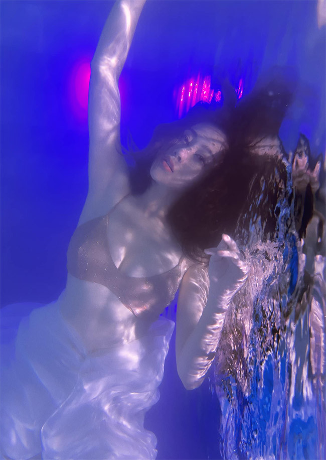 Trong bộ ảnh mới, diễn viên “Hương vị tình thân” khoe body “khúc giò” nhưng vô cùng gợi cảm.