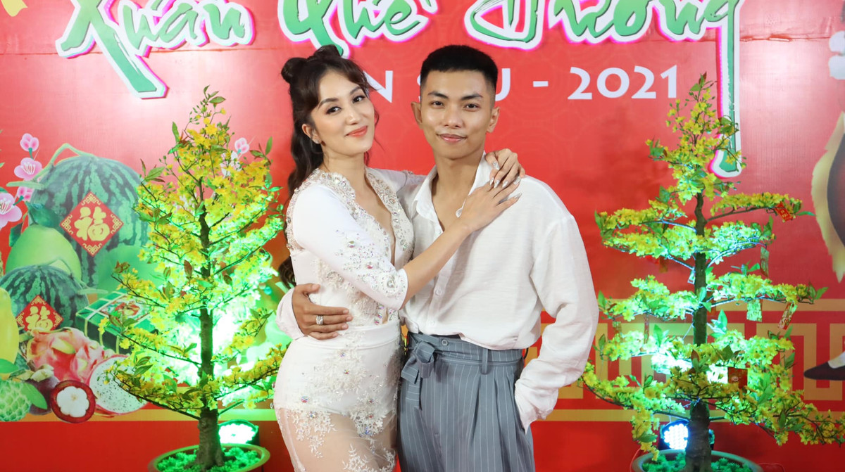 Dù nhỏ tuổi hơn vợ nhưng nam vũ công sinh năm 1993 luôn cho thấy anh là người đàn ông chín chắn, biết chăm lo yêu thương gia đình.