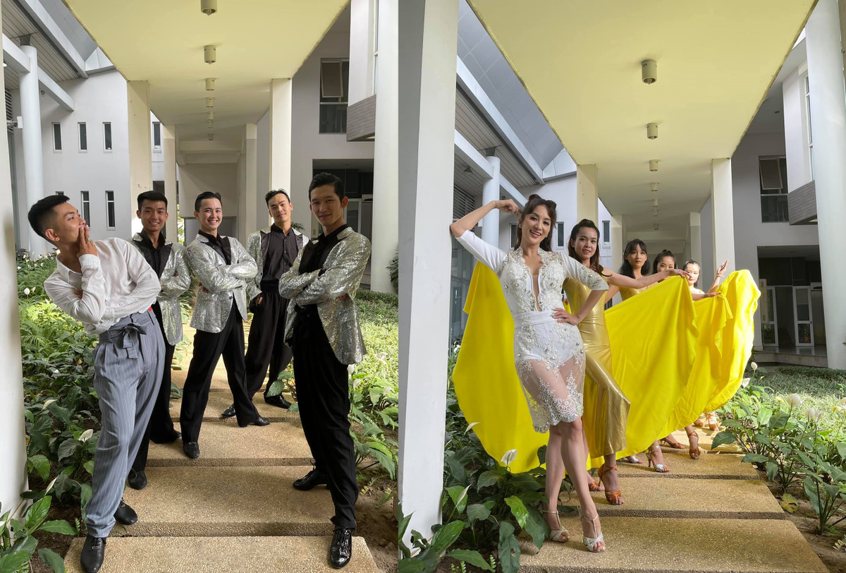 Tiết lộ trên Pháp luật và bạn đọc mới đây, ông bố hai con Phan Hiển cho biết: "Tôi cũng đang chuẩn bị một món quà lớn cho bà xã mình là xây một ngôi trường riêng cho cô ấy. Dự án xây trường học này chúng tôi ấp ủ đã khá lâu rồi nhưng đến năm nay chúng tôi mới đẩy mạnh xây cho xong".