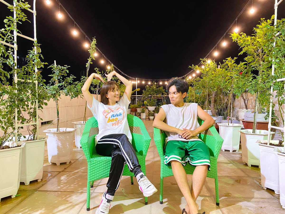 Trong thời gian ở nhà chống dịch COVID - 19, ông xã kém Khánh Thi 11 tuổi dành trọn thời gian để cải tạo sân thượng của ngôi nhà, trồng vườn hồng cả trăm triệu để chiều lòng bà xã.