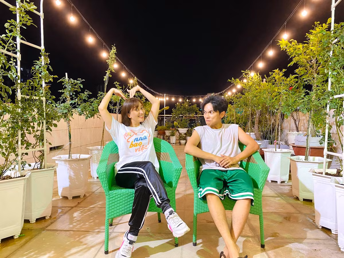 Trong thời gian ở nhà chống dịch COVID - 19, ông xã kém Khánh Thi 11 tuổi dành trọn thời gian để cải tạo sân thượng của ngôi nhà, trồng vườn hồng cả trăm triệu để chiều lòng bà xã.