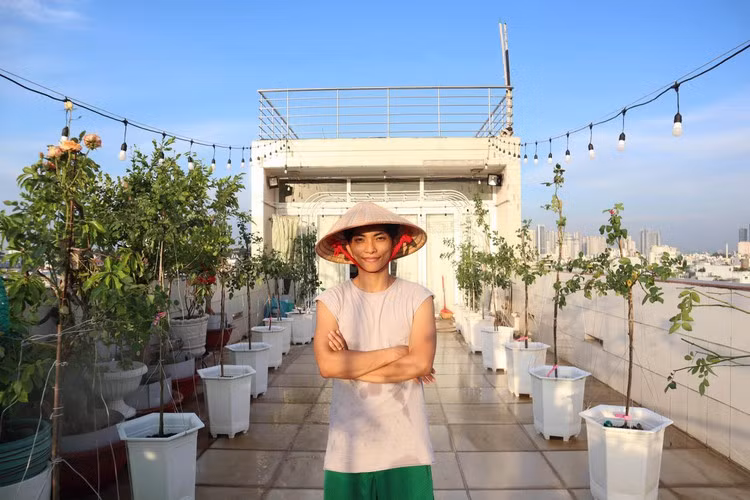 Từng yêu thầm Khánh Thi từ năm 17 tuổi, nam kiện tướng dancesport ngày càng chứng minh tình cảm bền chặt với bà xã khi anh nổi tiếng là người cưng chiều vợ hết mức.