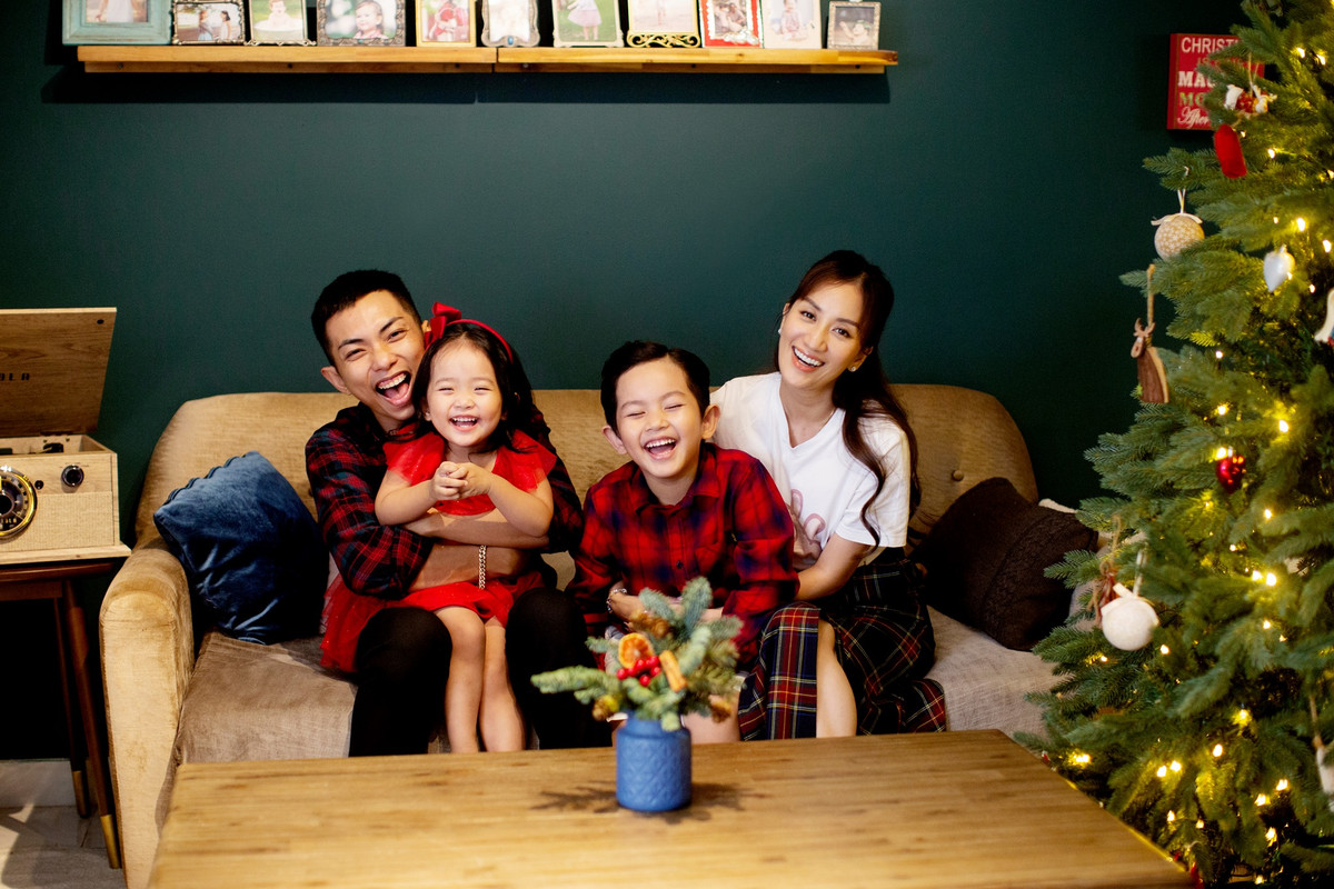 Tổ ấm đáng ngưỡng mộ của cặp vợ chồng Khánh Thi - Phan Hiển.