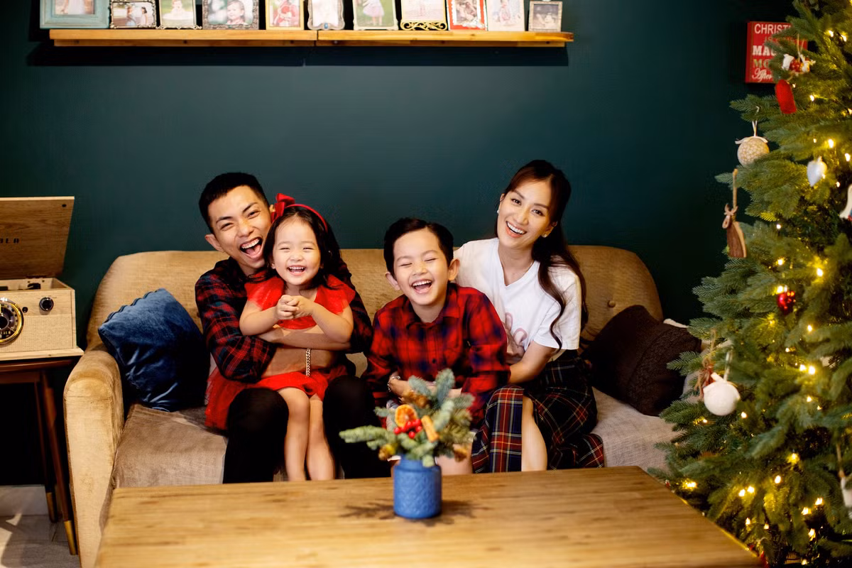 Tổ ấm đáng ngưỡng mộ của cặp vợ chồng Khánh Thi - Phan Hiển.