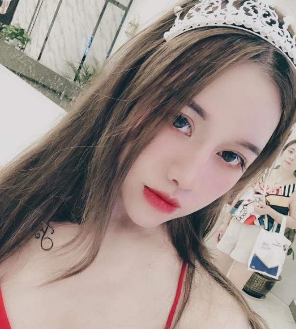 Tuy nhiên, trong bài bóc phốt của mình, Đô Mỹ Trúc lại tố bị Ngô Diệc Phàm tấn công tình dục khi mới 17 tuổi. Theo trần tình của người đẹp họ Đô cô bị Diệc Phàm chuốc say tại nhà riêng của anh và sau đó bị tấn công tình dục. (Ảnh: weibo)