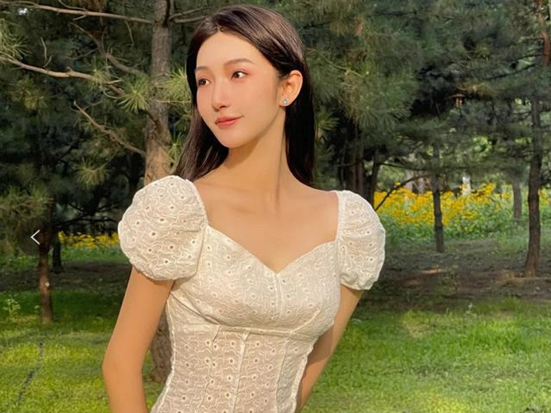 Cô là hot girl nổi tiếng mạng xã hội Trung Quốc nhờ các livestream trên mạng xã hội, bán hàng online. Ảnh: weibo)