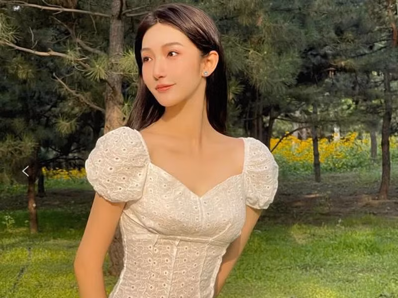 Cô là hot girl nổi tiếng mạng xã hội Trung Quốc nhờ các livestream trên mạng xã hội, bán hàng online. Ảnh: weibo)