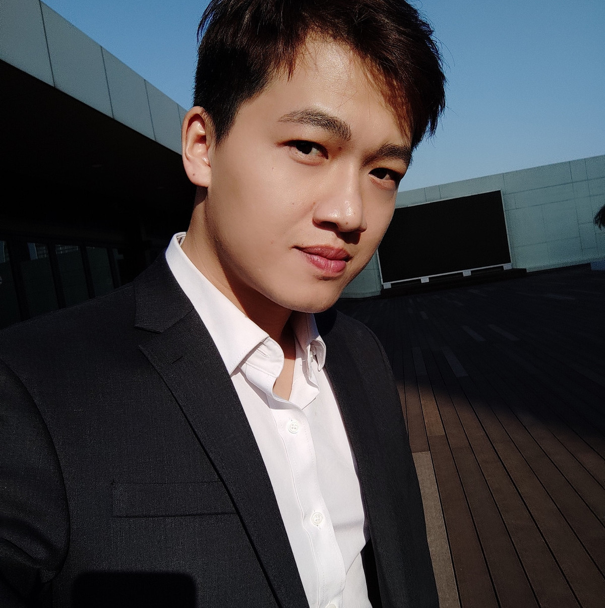 MC Trần Ngọc chỉ thốt lên: "Đúng hài". Ông bố một con chia sẻ: "Anh cũng đang nuôi con mấy tháng tuổi nè, nghĩ đến 5 triệu thấy to quá!".