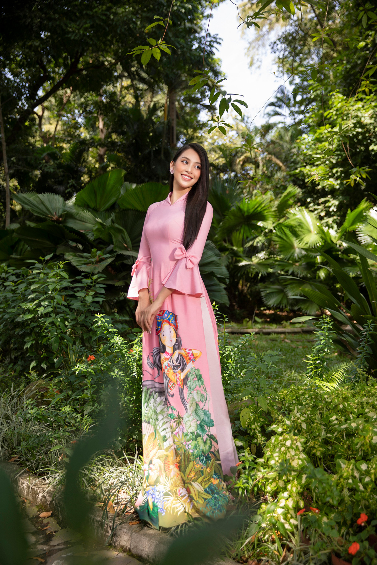 Tiểu Vy đẹp "gây mê" với tà áo dài Tết. 