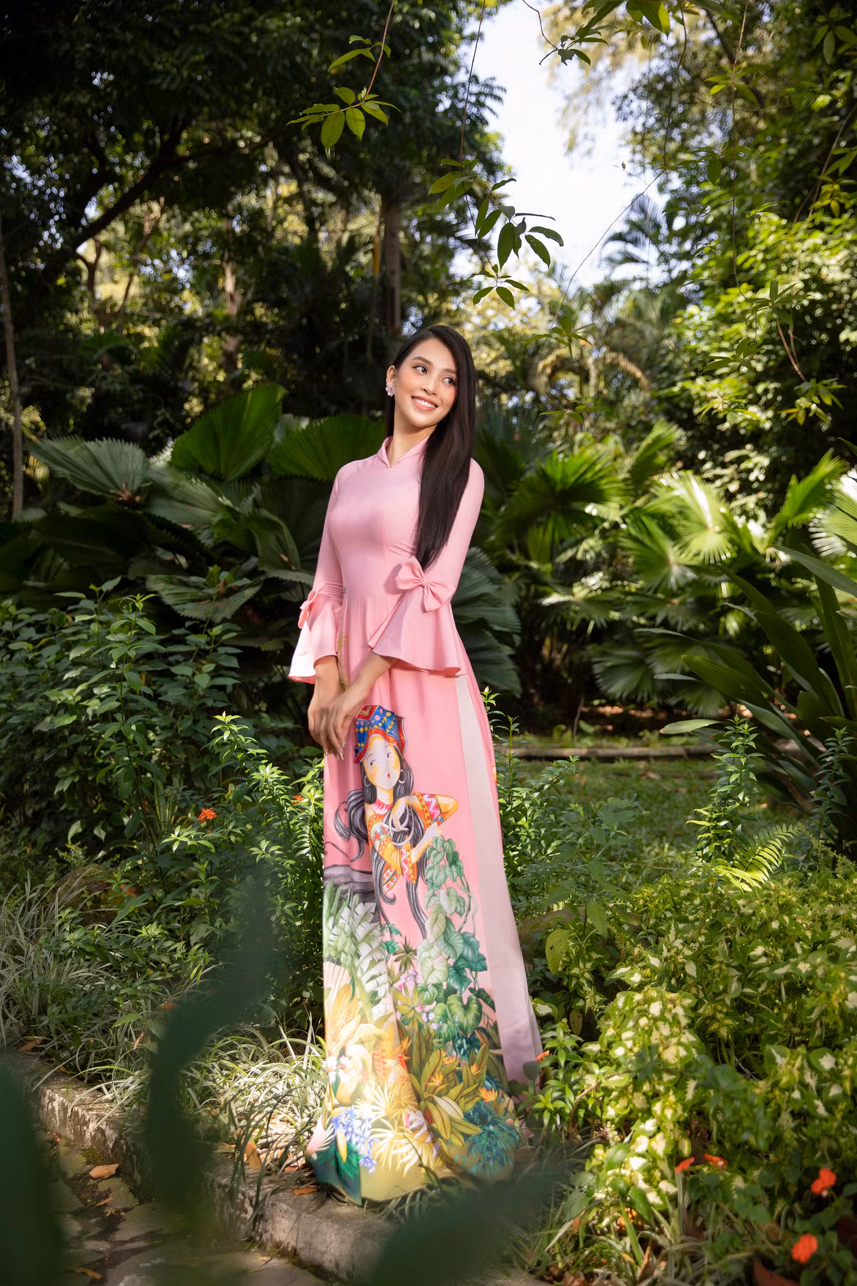 Tiểu Vy đẹp "gây mê" với tà áo dài Tết. 